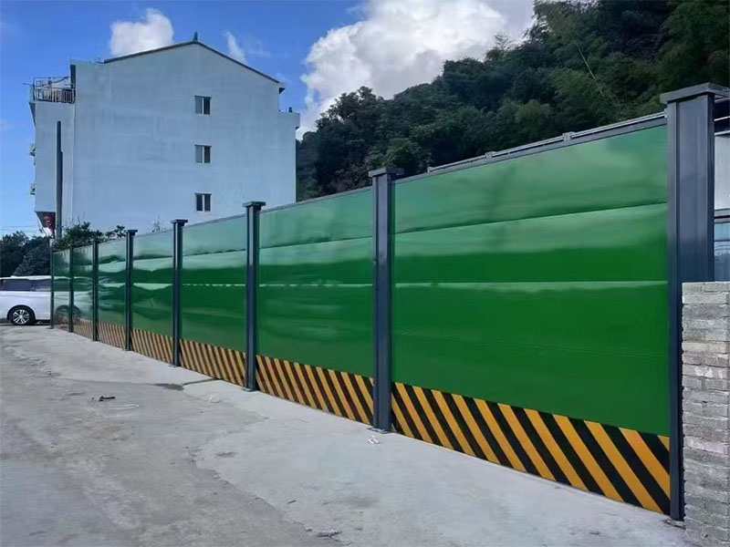 彩鋼小草圍擋案例